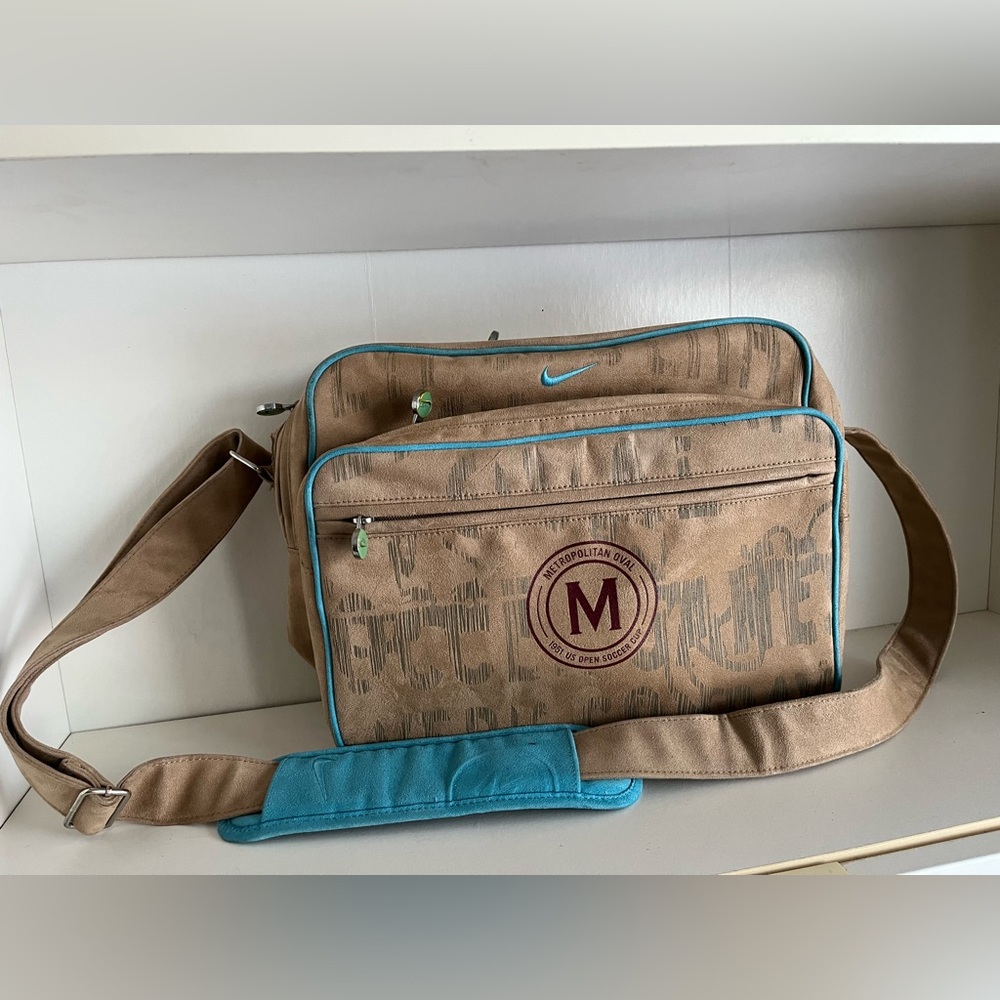 Nike football/soccer traveling bag - Picture 2 of 6